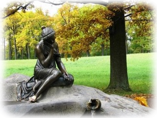 Фонтан Девушка с кувшином в парке